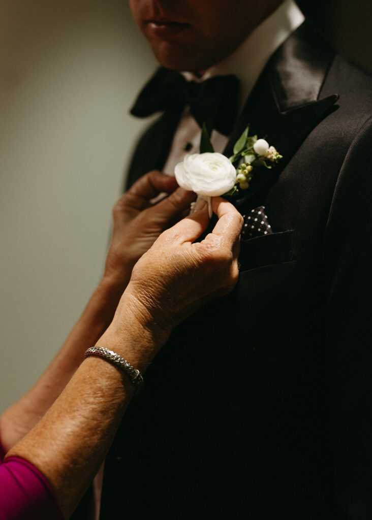boutonniere-getting-ready-groom-flowers-wedding